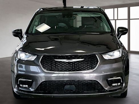 Used 2023 Chrysler Pacifica Touring-L image 4