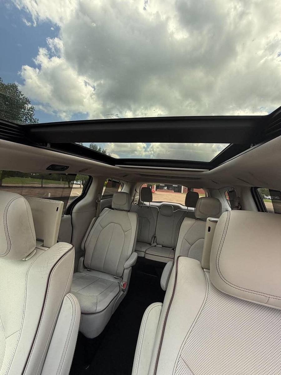 Used 2017 Chrysler Pacifica Limited FWD image 17