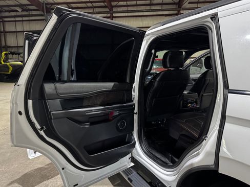 Used 2018 Ford Expedition Limited image 16