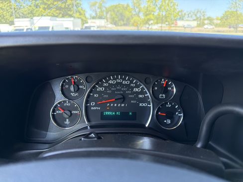 Used 2018 Chevrolet Express 2500 Extended RWD image 16