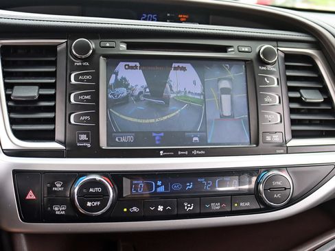 Used 2019 Toyota Highlander Limited Platinum w/ Carpet Mat Package (TMS) AWD/4WD image 24