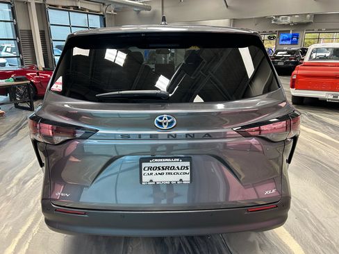 Used 2025 Toyota Sienna XLE FWD image 31