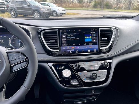 New 2026 Chrysler Pacifica Select image 7