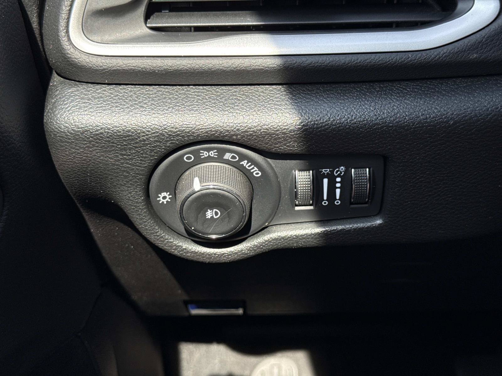 Used 2025 Chrysler Pacifica Select FWD image 19