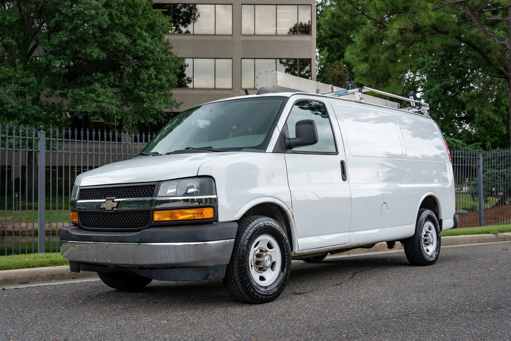 Used 2018 Chevrolet Express 2500 w/ Driver Convenience Package RWD image 1