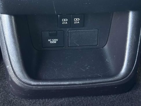 Used 2019 Toyota Highlander XLE FWD image 25