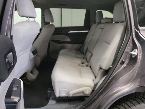 Used 2019 Toyota Highlander LE AWD/4WD image 27