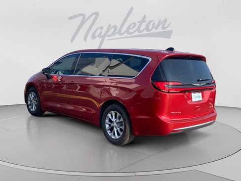 Used 2026 Chrysler Pacifica Limited FWD image 3