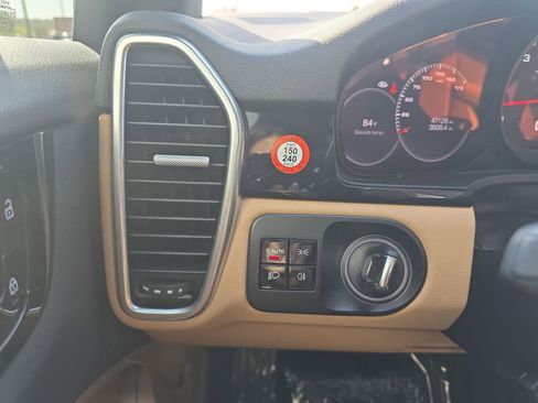 Used 2021 Porsche Cayenne AWD/4WD image 18