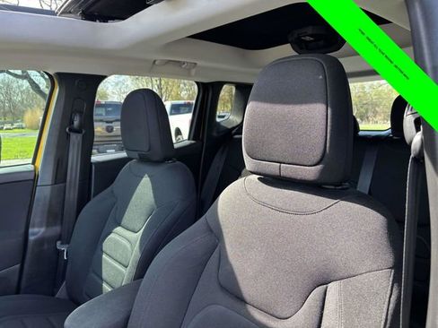 Used 2018 Jeep Renegade Latitude w/ Advanced Technology Group FWD image 6