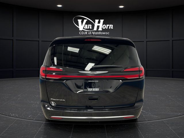 Used 2024 Chrysler Pacifica Touring-L FWD image 4