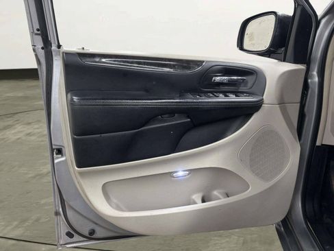 Used 2015 Chrysler Town & Country Touring-L w/ Driver Convenience Group FWD image 10