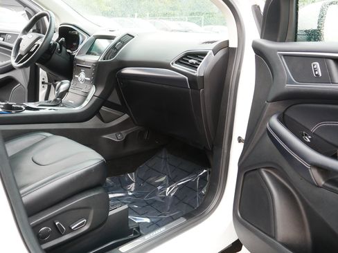 Used 2018 Ford Edge Titanium w/ Equipment Group 301A AWD/4WD image 19