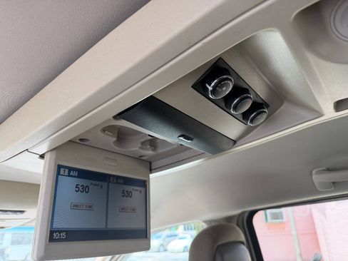 Used 2013 Chrysler Town & Country Touring FWD image 8