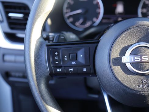 Used 2023 Nissan Rogue SV image 9