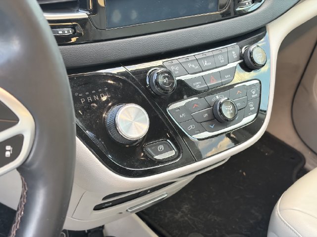 Used 2017 Chrysler Pacifica Touring-L Plus FWD image 10