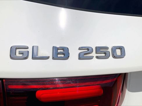 Used 2025 Mercedes-Benz GLB 250 4MATIC image 33