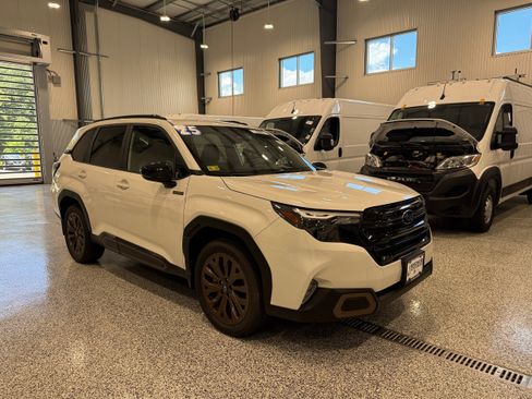 Used 2025 Subaru Forester Sport AWD/4WD image 3