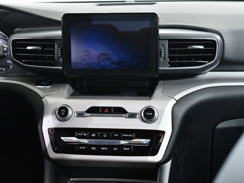 Used 2023 Ford Explorer XLT w/ Equipment Group 202A image 9