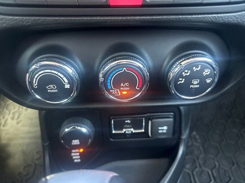 Used 2015 Jeep Renegade Latitude AWD/4WD image 19