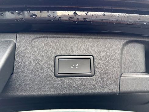 Used 2025 Volkswagen Atlas SE image 36