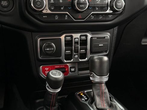 Used 2018 Jeep Wrangler Unlimited Rubicon w/ Uconnect 4C Nav & Sound Group AWD/4WD image 23