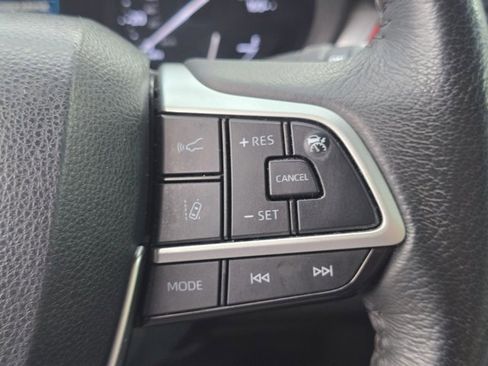 Used 2023 Toyota Sienna XLE FWD image 10