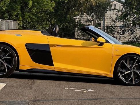 Used 2021 Audi R8 V10 w/ Premium Package image 4
