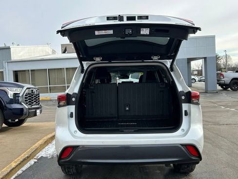 Used 2023 Toyota Highlander Limited image 9