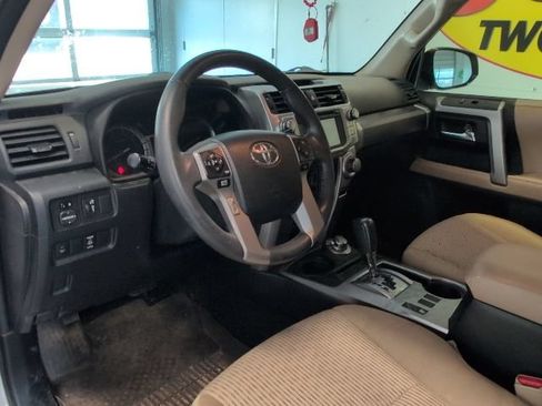 Used 2017 Toyota 4Runner SR5 AWD/4WD image 10