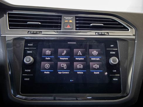 Used 2022 Volkswagen Tiguan SE w/ Panoramic Sunroof Package image 40