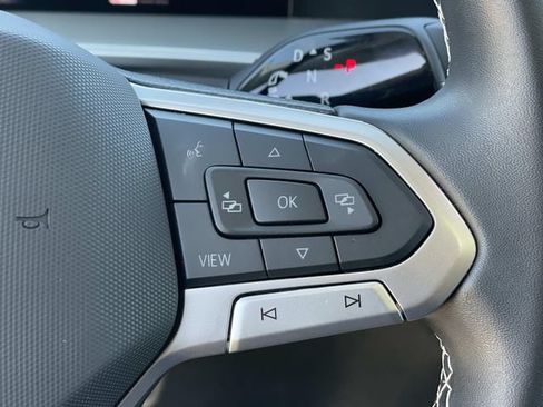 Used 2026 Volkswagen Tiguan SE w/ Panoramic Sunroof Package FWD image 9