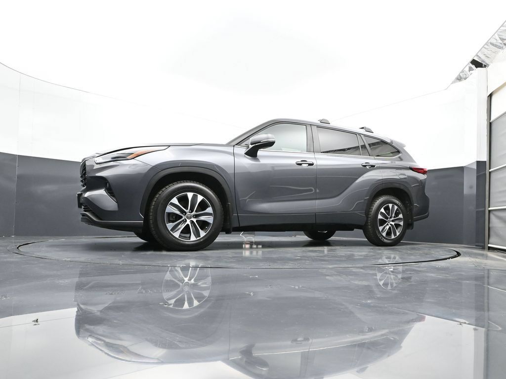 Used 2023 Toyota Highlander XLE AWD/4WD image 50
