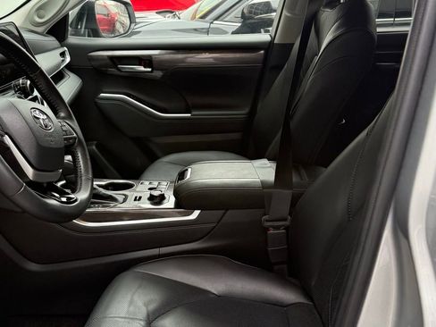 Used 2025 Toyota Highlander Platinum image 14