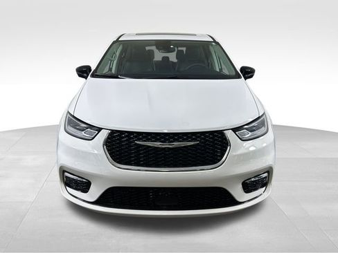 Used 2024 Chrysler Pacifica Limited image 9