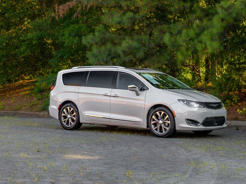 Used 2017 Chrysler Pacifica Limited FWD image 46