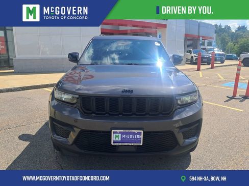 Used 2025 Jeep Grand Cherokee Altitude AWD/4WD image 9