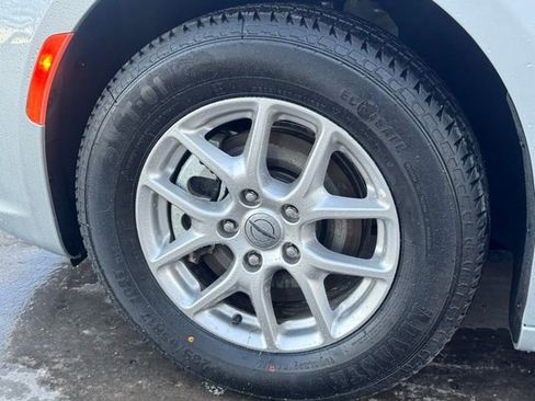 Used 2024 Chrysler Pacifica Touring-L image 10