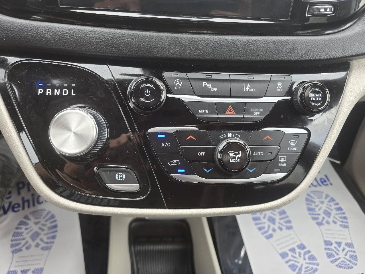 Used 2023 Chrysler Pacifica Touring-L FWD image 31