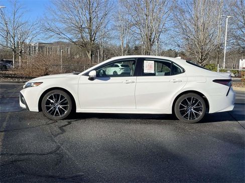 Used 2022 Toyota Camry SE image 2
