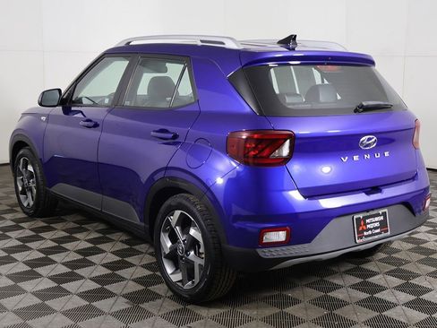 Used 2022 Hyundai Venue Limited FWD image 9