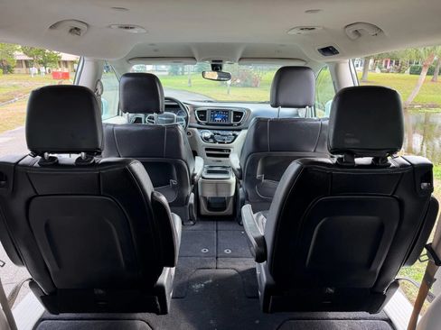 Used 2018 Chrysler Pacifica Touring-L FWD image 25