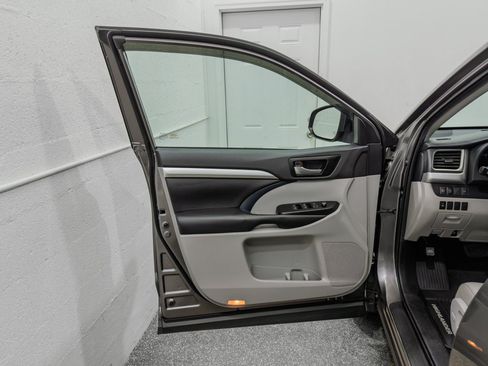 Used 2019 Toyota Highlander XLE AWD/4WD image 14