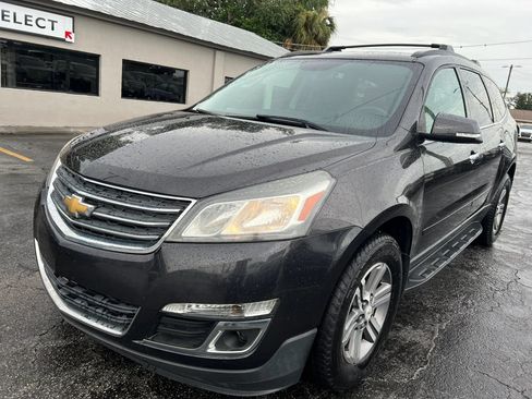 Used 2017 Chevrolet Traverse LT FWD image 2