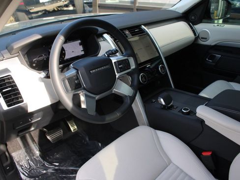 Certified 2025 Land Rover Discovery Dynamic SE image 5