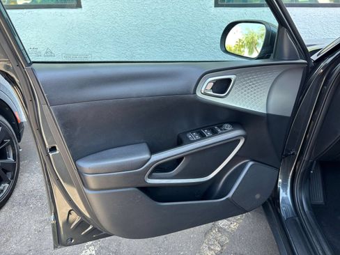 Used 2025 Kia Soul LX w/ LX Technology Package FWD image 15