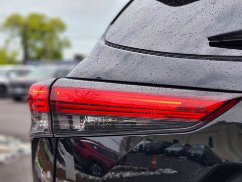 Used 2021 Toyota Highlander XLE AWD/4WD image 9