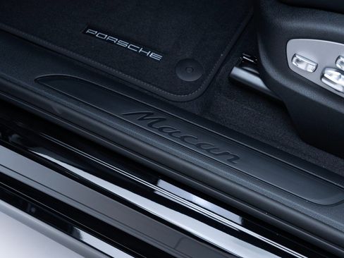 Certified 2025 Porsche Macan image 14