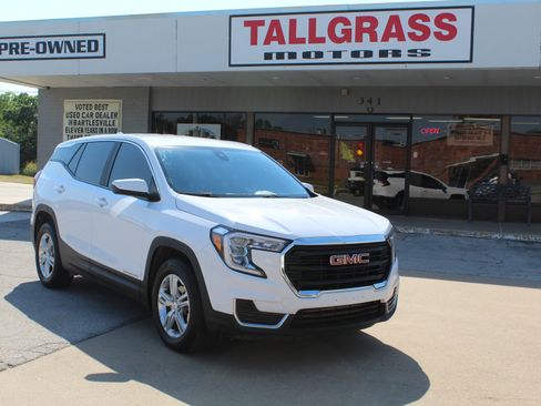 Used 2022 GMC Terrain SLE FWD image 1