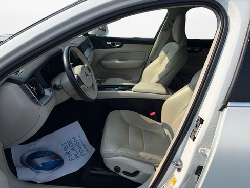 Used 2019 Volvo XC60 T5 Momentum w/ Premium Package FWD image 9